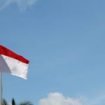 インドネシア国旗と青空